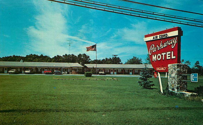 Parkway Motel - Old Postcard (newer photo)
